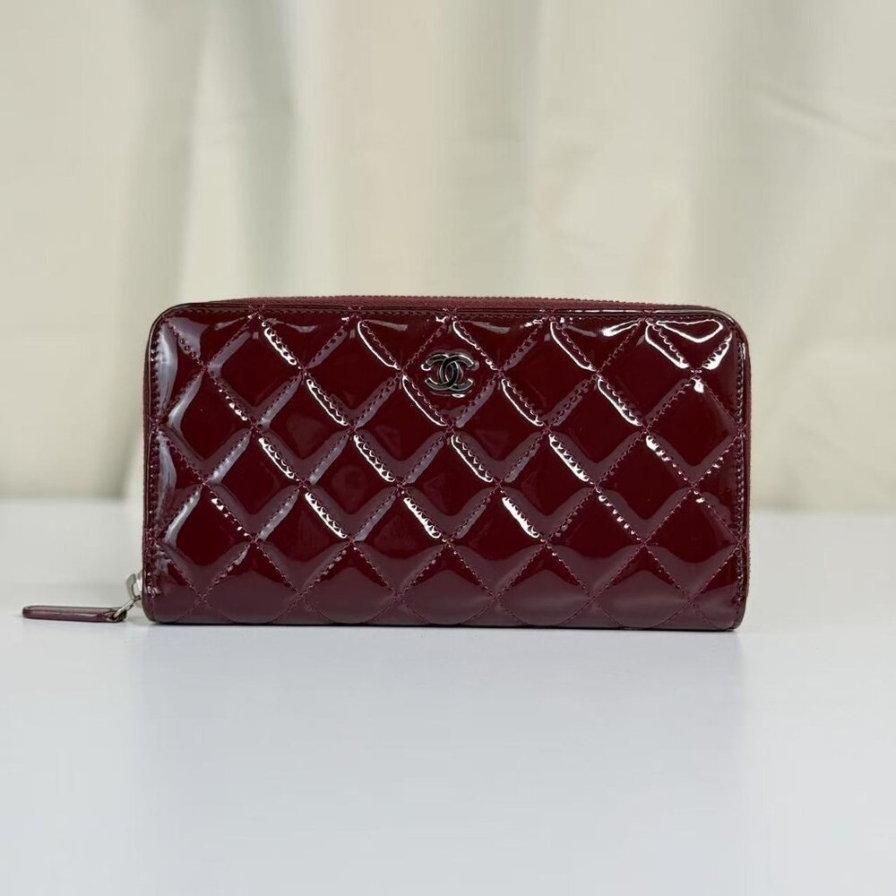 Chanel Burgundy Patent Leather Wallet with Classic Quilted Design - Picture 3 of 11